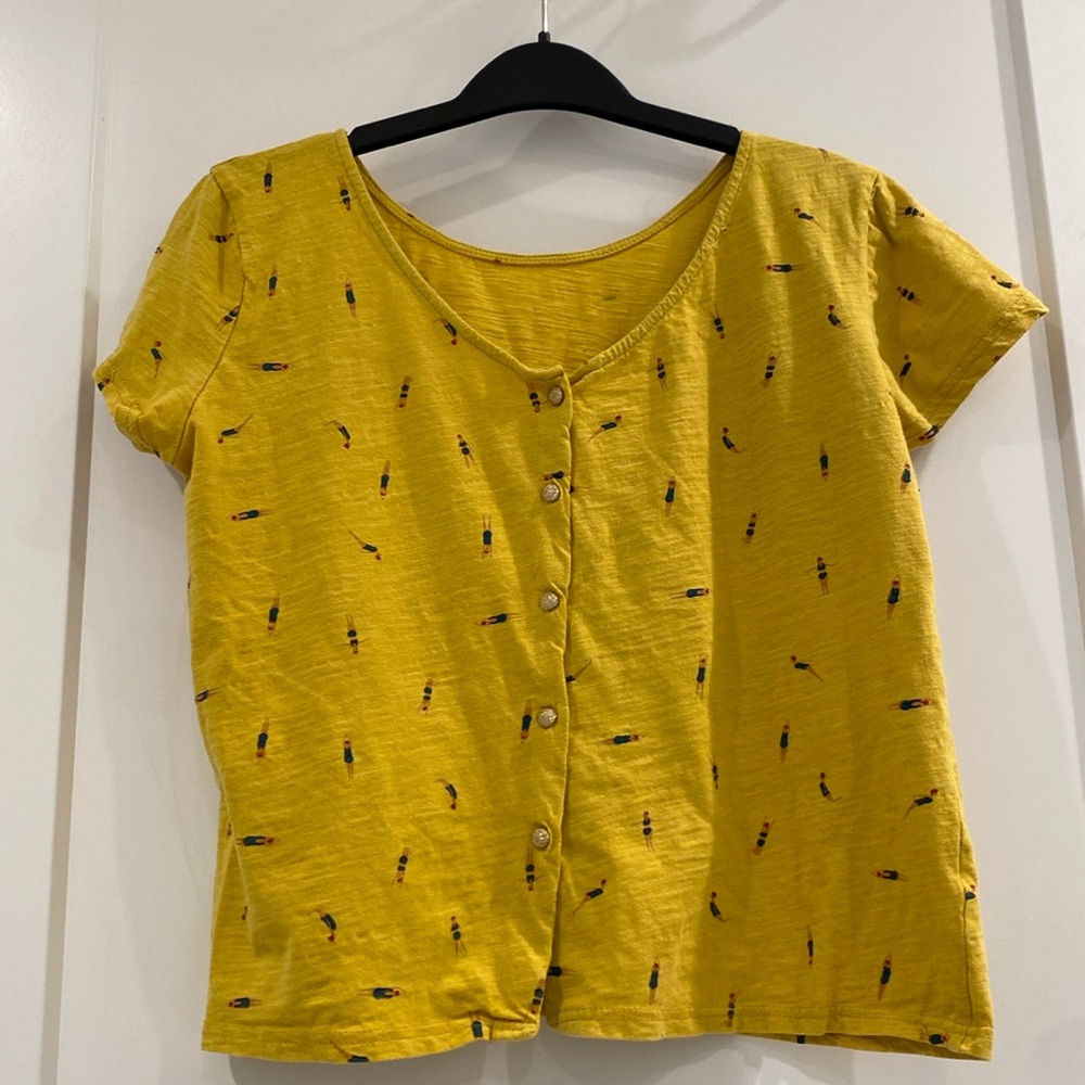 Mustard yellow gold buttons T-shirt with swimmer motif